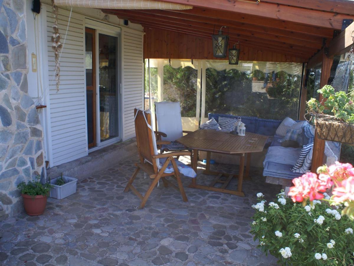Feriehus Charming In With Garden Kritinía